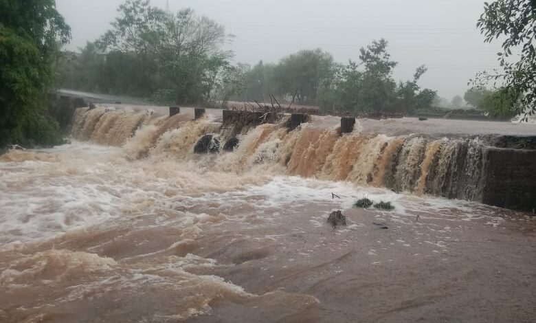 बाणगंगा नदीला आलेला पूर.